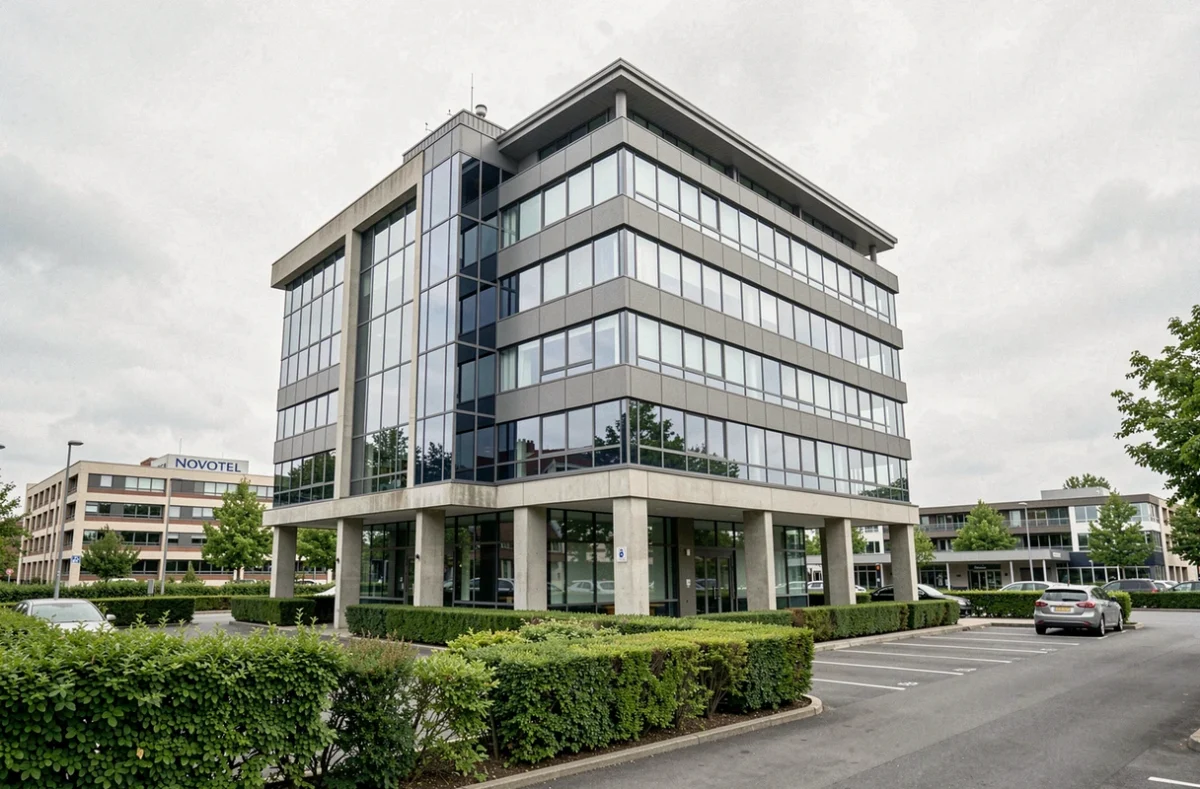 Façade extérieure du Novotel Cergy-Pontoise avec son architecture moderne et son parking paysager